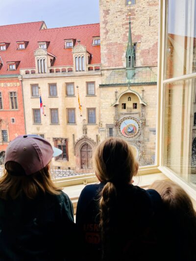 Fantastischer Blick auf die berühmte Astronomische Uhr in Prag.