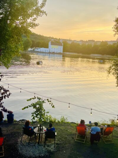 Entspannte Stimmung am Ufer der Moldau